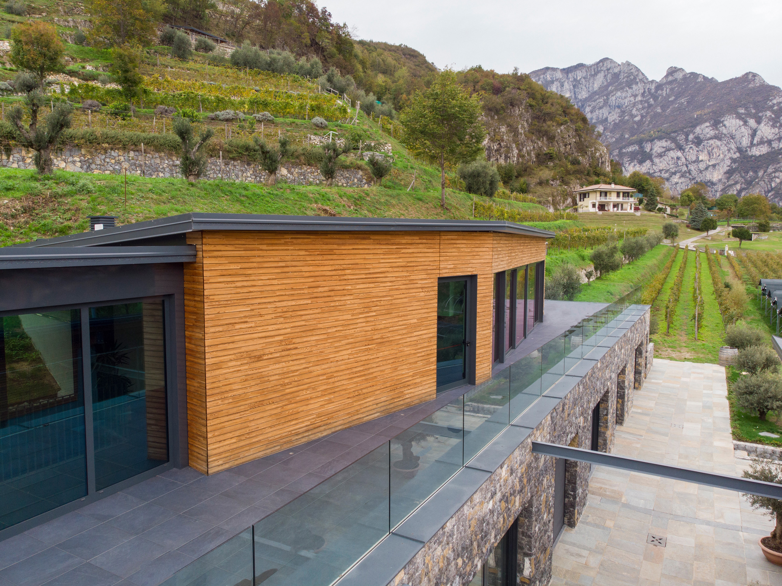 Facciata-in-legno-cascina-lecco