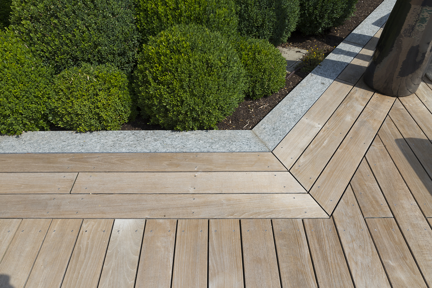 Decking-in-legno-giardino-Varese