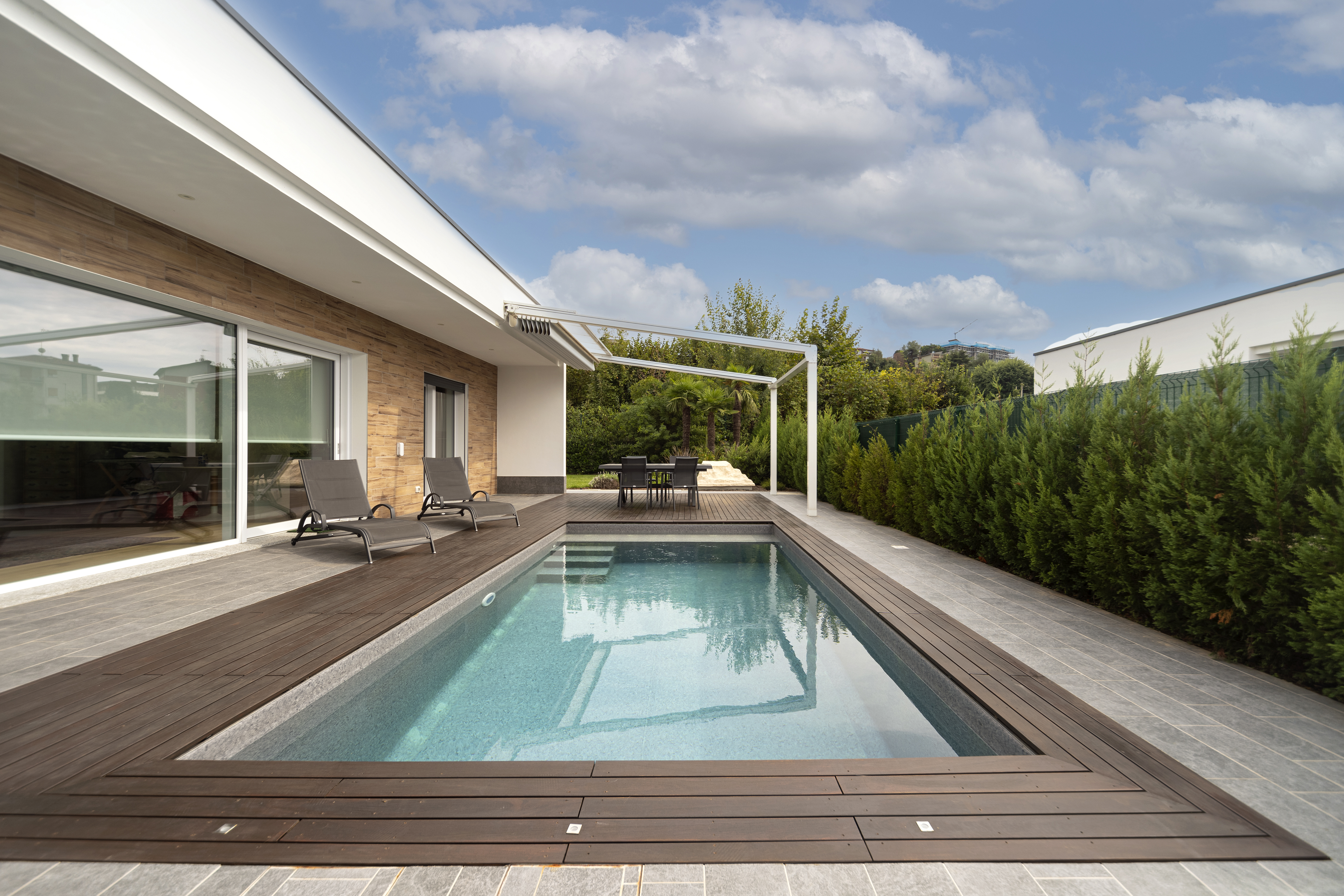 Decking-in-legno-piscina-Cantù