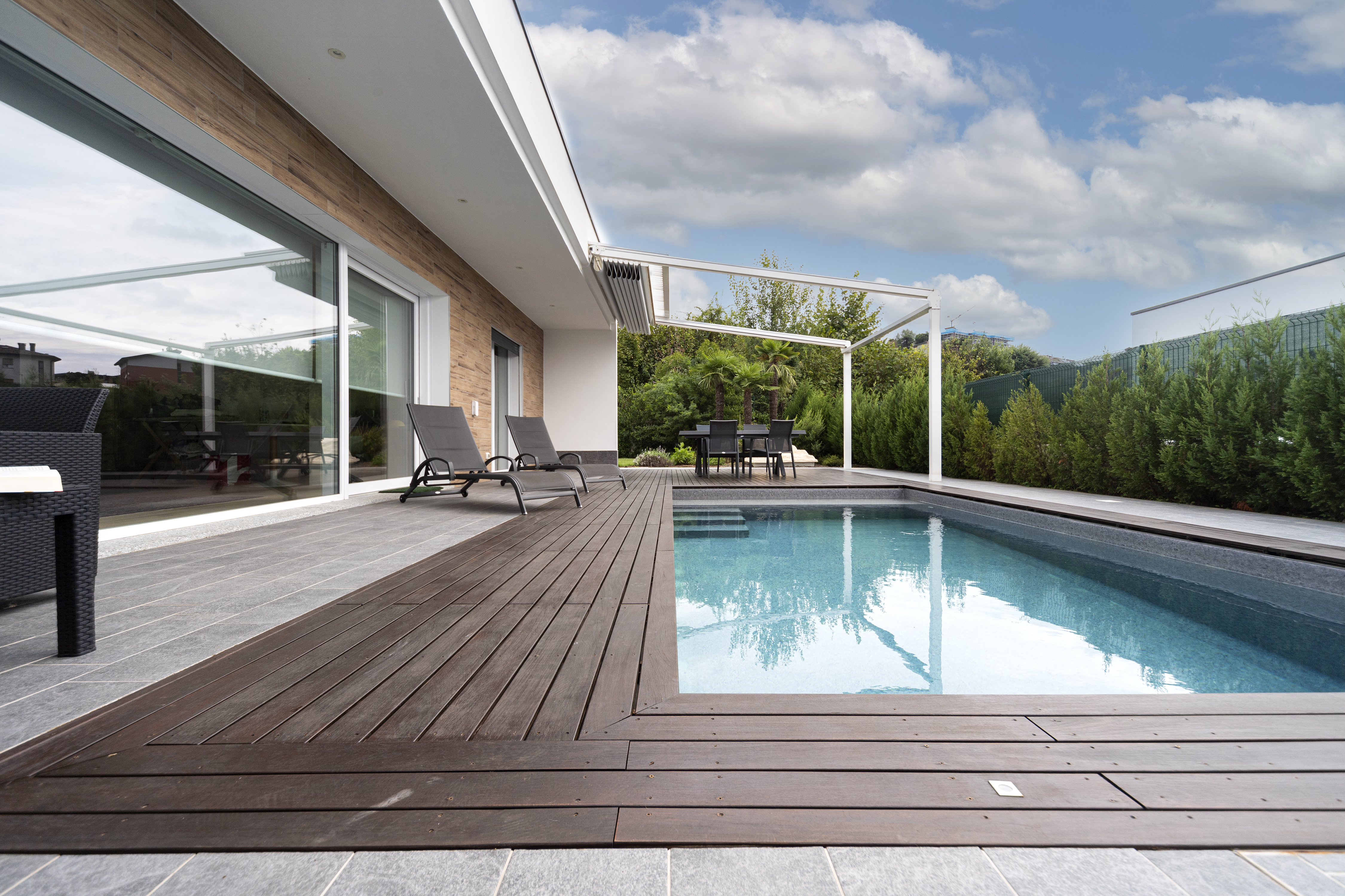 Decking-in-legno-piscina-Cantù