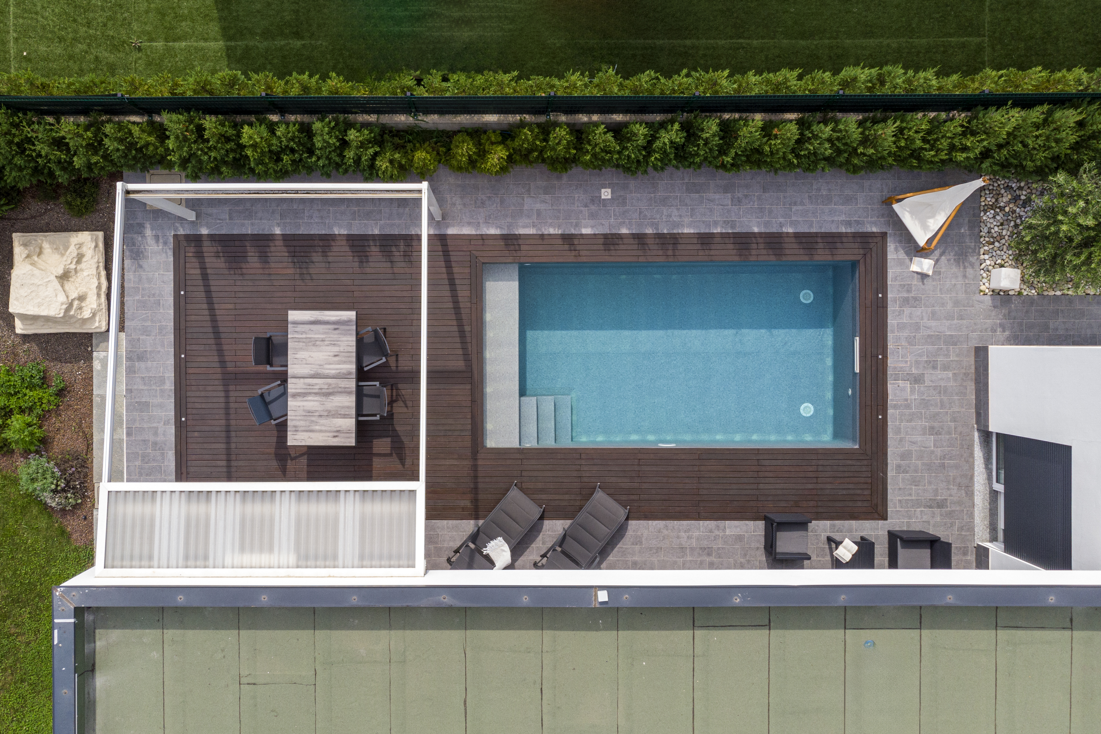 Decking-in-legno-piscina-Cantù